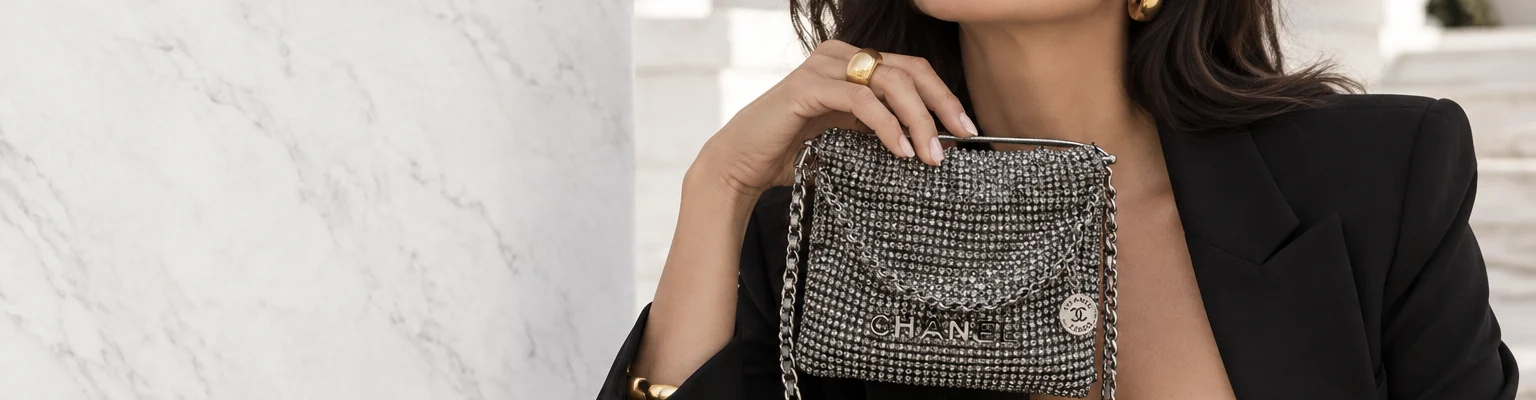 Bolsa de mano Chanel con cristales, sostenida a la altura del pecho, fotografía editorial